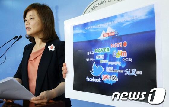 본문 이미지 - 민주당 진선미 국정원 국정조사 특위 지원단장이 22일 국회 정론관에서 가진 기자회견에서 국정원의 &#39;조직적인 여론조작 사례&#39;를 공개하고 있다. 진 의원은 