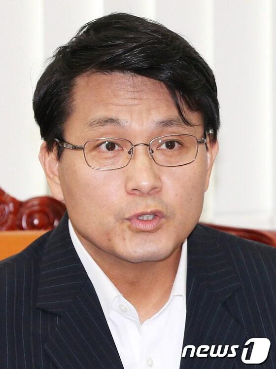 본문 이미지 - 새누리당 윤상현 원내수석부대표가 22일 오후 서울 여의도 국회에서 기자간담회를 열고 민주당 국정원 국정조사 특위 소속 의원들의 청와대 항의방문을 비판하고 있다. 2013.8.22/뉴스1 © News1 오대일 기자