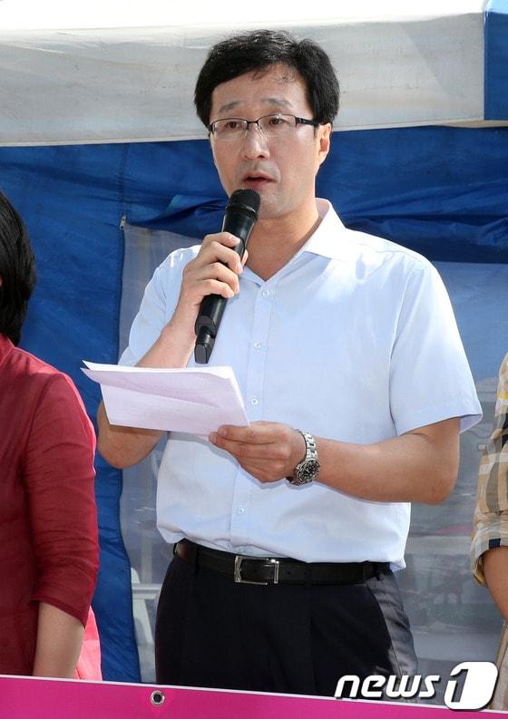 본문 이미지 - 천호선 정의당 대표가 22일 오후 서울시청 광장에서 국가정보원 대선 개입 사건에 대한 박근혜 대통령의 직접적인 해결을 촉구하는 무기한 농성에 앞서 기자회견을 하고 있다. 2013.8.22/뉴스1 © News1   허경 기자