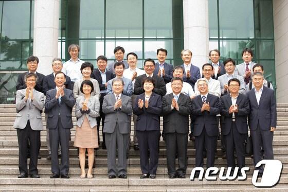 본문 이미지 - 이철 울산대 총장(앞줄 왼쪽에서 네 번째)과 황선혜 숙명여대 총장(앞줄 가운데)이 22일 양교 교무위원들과 울산대 행정본관 앞에서 교류회를 가진 뒤 기념촬영을 하고 있다. (울산대학교 제공) © News1  