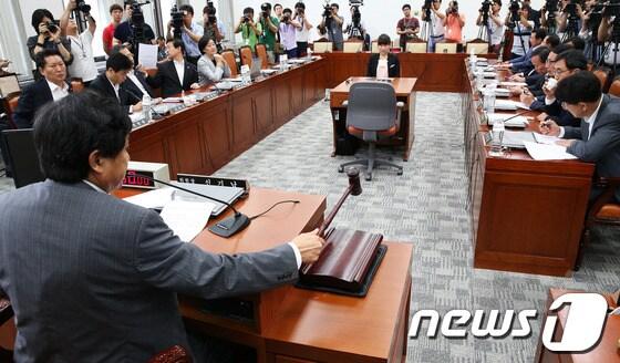 본문 이미지 - 23일 서울 여의도 국회에서 열린 국가정보원 댓글의혹 사건 등의 진상규명을 위한 국정조사 특별위원회 전체회의에서 신기남 위원장이 개회 선언을 하고 있다. 특위는 이날 53일 동안 진행된 국정원 국정조사 일정을 마무리하지만 여야간 입장차가 커 결과보고서 채택은 무산될 것으로 보인다. 2013.8.23/뉴스1 © News1 오대일 기자