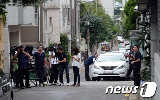 본문 이미지 - 23일 오전 서울 서대문구 연희동 노태우 전 대통령의 집 앞에 취재진들이 모여 있다. © News1 정회성 기자