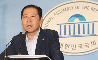 본문 이미지 - 이노근 새누리당 의원이 23일 오전 서울 여의도 국회 정론관에서 기자회견을 열고 안철수 무소속 의원이 허위 경력을 표기 했다고 주장하고 있다. 2013.8.23/뉴스1 © News1   송원영 기자