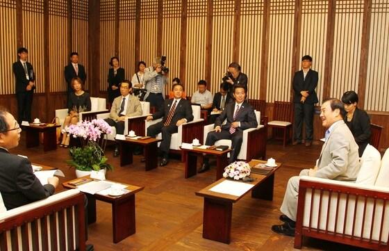 본문 이미지 - 강창희 국회의장이 23일 의장접견실에서 제 21차 한일포럼 참석을 계기로 방한 중인 마에하라 세이지&#40;前原 誠司&#41; 중의원 의원 등 일본 민주당 내 &#39;전략적 일한 관계를 생각하는 의원 모임&#39; 의원들을 접견하고 있다. © News1  