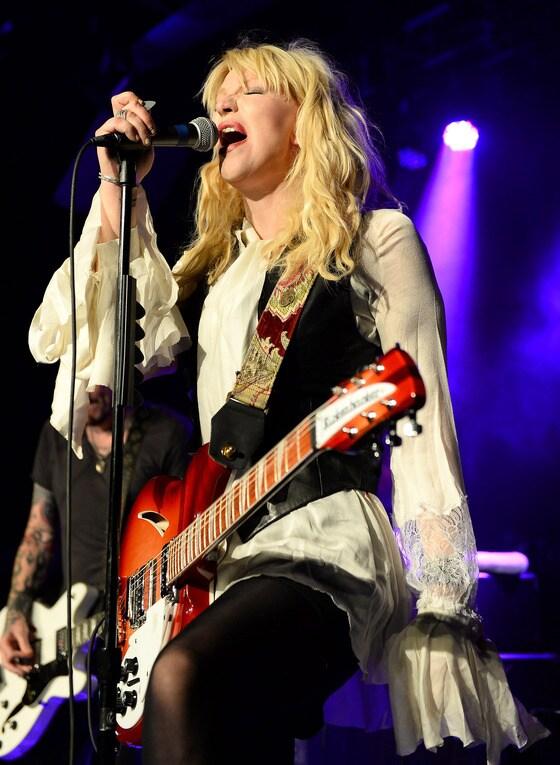 본문 이미지 - 90년대 거라지록 밴드 '너바나'의 비운의 보컬 커트 코베인의 부인이었던 가수 코트니 러브가 22일(현지시간) 미국 라스베이거스의 하드록 호텔 카지노 설립 기념 행사에서 열창하고 있다. © AFP=뉴스1  