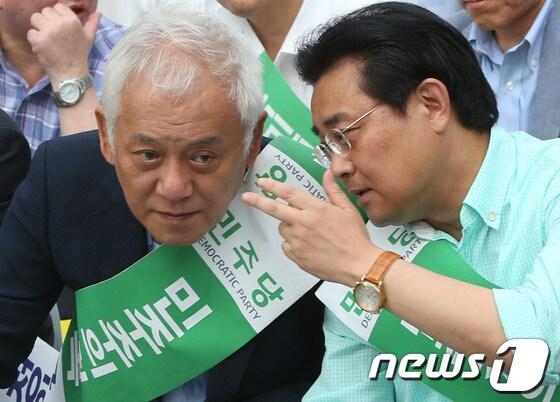 본문 이미지 - 민주당 김한길 대표와 전병원 원내대표가 23일 오후 서울 종로구 청계광장에서 열린 '민주주의 회복과 국정원 개혁을 위한 제4차 대국민보고대회'에서 대화를 하고 있다. 2013.8.23/뉴스1 © News1   송원영 기자