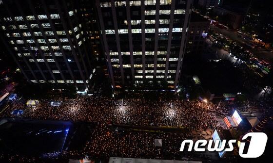 본문 이미지 - 23일 오후 서울 청계광장에서 열린 '국정원 정치개입 규탄 9차 범국민 촛불대회'에서 참석자들이 구호를 외치고 있다. 2013.8.23/뉴스1 © News1   박정호 기자