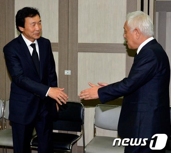 본문 이미지 - 김한길 민주당 대표가 지난 8월 24일 오후 손학규 민주당 상임고문의 형수 빈소가 마련된 서울 강남구 압구정성당 희망채에서 손고문과 악수를 하고 있다.                                                                              2013.8.24/뉴스1 © News1 최영호 기자