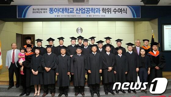 본문 이미지 - 동아대 산업공학과 제1회 졸업자들이 학위수여식에 이어 단체 기념촬영을 하고 있다. <동아대 제공> © News1 