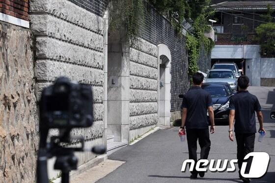 본문 이미지 - 25일 서울 서대문구 연희동 전두환 전 대통령 자택 앞에서 의무경찰 대원들이 경비업무를 하고 있다. © News1 한재호 기자