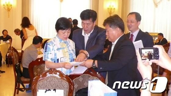 본문 이미지 - 염태영 수원시장의 친서를 리샤오린 회장에 전달.(사진=수원시) © News1 