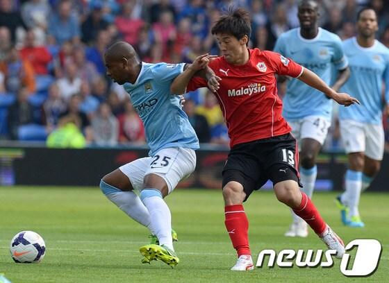 본문 이미지 - 김보경(24·카디프시티)이 26일(이하 한국시간) 영국 웨일스 카디프시티 스타디움에서 열린 2013-2014 잉글랜드 프리미어리그 2라운드에서 맨체스터시티 선수와 볼경합을 펼치고 있다.© AFP=News1