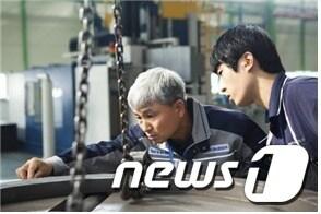 본문 이미지 - 이시화 하나로테크 대표(왼쪽, 고용노동부 제공)© News1  