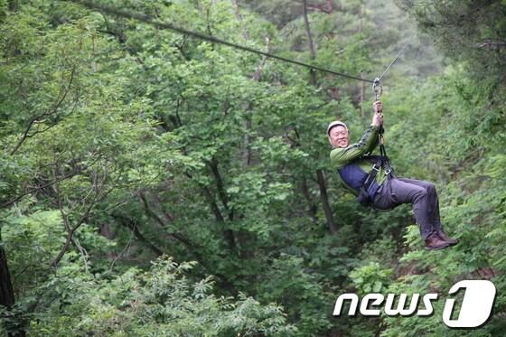 본문 이미지 - 경기 가평군이 경북 문경시의 '짚-라인'을 벤치마킹해 짚-라인 설치사업을 추진하기로 하고 26일 사업설명회를 개최했다. 사진은 경북 문경시의 짚-라인 레포츠를 즐기는 모습. /사진제공=가평군 © News1  