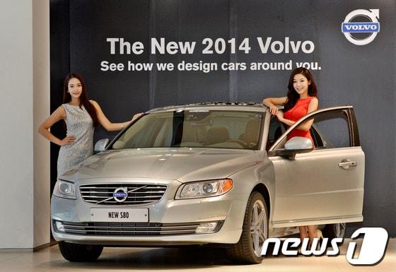 본문 이미지 - 볼보자동차코리아 모델들이 26일 오전 서울 강남구 볼보 대치전시장에서 2014년형 페이스 리프트 모델 '더 뉴 S80'을 선보이고 있다. 볼보자동차 역사상 가장 큰 변화를 이룬 2014년형 페이스 리프트 모델은 S80, S60, V60, XC60, XC70으로 총 5종이다. 2013.8.26/뉴스1 © News1   박지혜 기자