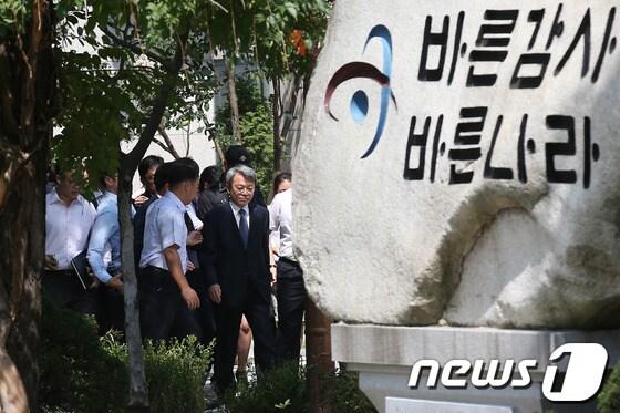 본문 이미지 - 지난 8월 양건 전 감사원장이 서울 종로구 삼청동 감사원에서 이임식을 마치고 청사를 나서고 있다. 2013.8.26/뉴스1 © News1 한재호 기자