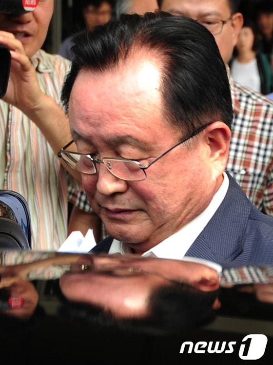 본문 이미지 - 나근형 인천시 교육감이 26일 오전 인천시 남구 인천지방법원에서 열린 첫 공판을 마친 후 자신의 차량에 오르고 있다.나 교육감은 부하 직원으로부터 뇌물성 금품을 받은 혐의 등으로 기소됐다.2013.8.26/뉴스1 © News1   신창원 기자