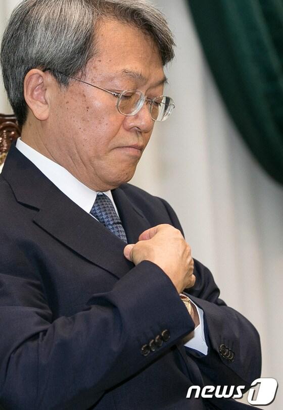 본문 이미지 - 돌연 사퇴의사를 밝힌 양건 감사원장이 26일 오전 서울 종로 감사원에서 열린 감사원장 이임식에 참석해 이임사를 마친 뒤 자리에 앉고 있다. 2013.8.26/뉴스1 © News1 한재호 기자 