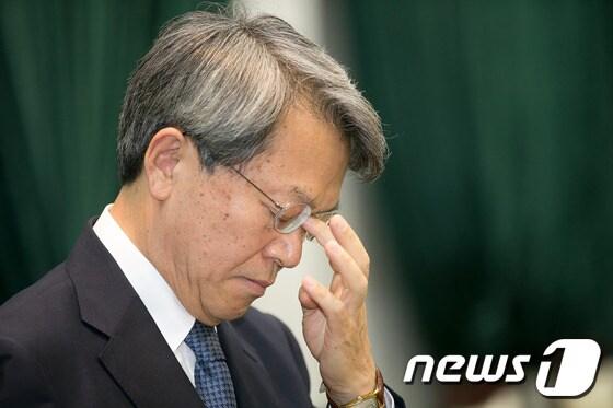 본문 이미지 - 돌연 사퇴의사를 밝힌 양건 감사원장이 26일 오전 서울 종로 감사원에서 열린 감사원장 이임식에 참석해 이임사를 마친 뒤 안경을 매만지고 있다. 2013.8.26/뉴스1 © News1 한재호 기자 