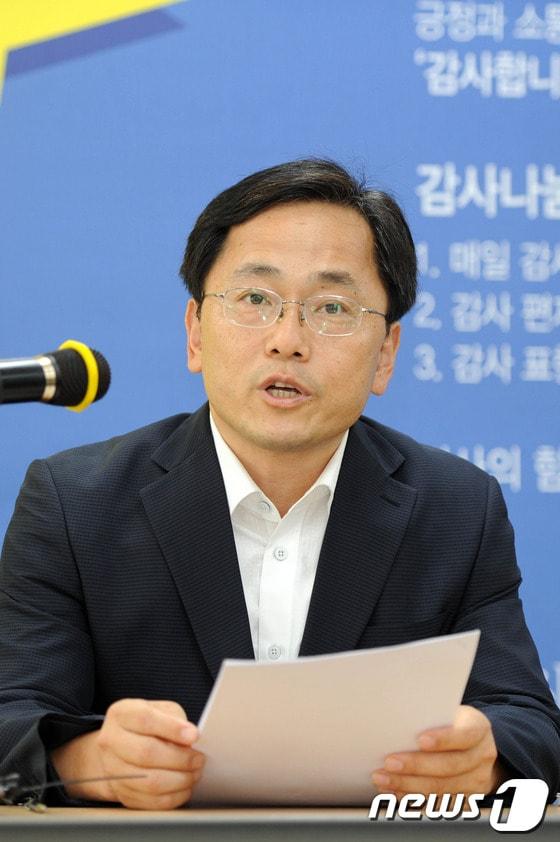 본문 이미지 - 10.30포항.남울릉 재선거에 허대만 민주당 포항시 남구 울릉군 지역위원장이 26일 포항시청 브리핑룸에서 기자회견을 갖고 출마를 선언하고 있다.2013.8.26/뉴스1 © News1   최창호 기자