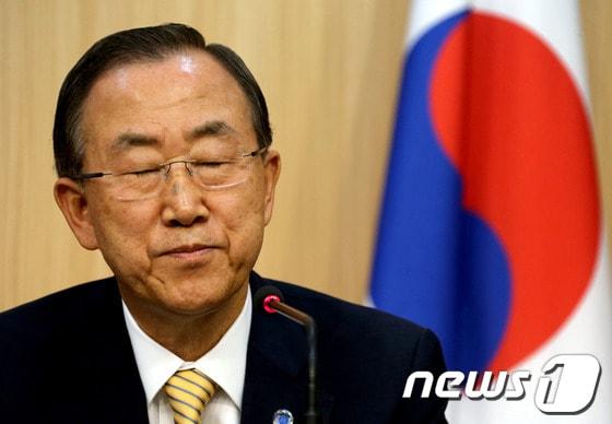 본문 이미지 - 반기문 유엔 사무총장이 26일 오전 서울 도렴동 외교부에서 열린 기자회견에서 눈을 감고 생각에 잠겨 있다.(사진공동취재단) 2013.8.26/뉴스1 © News1 사진공동취재단