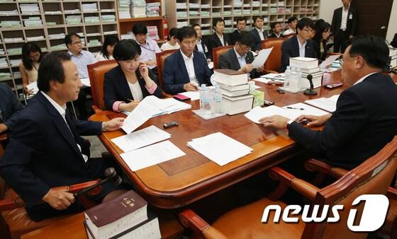 본문 이미지 - 홍일표 국회 사개특위 위원장이 26일 오후 서울 여의도 국회에서 열린 사법제도개혁특별위원회 반부패 등 제도개혁 심사소위원회에서 의사봉을 두드리며 안건을 상정하고 있다. 이날 국회 사개특위는 검찰개혁 방안의 일환인 상설특별검사 및 특별감찰관 제도 도입에 대해 논의 한다. 2013.8.26/뉴스1 © News1   송원영 기자