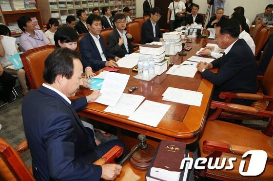 본문 이미지 - 홍일표 국회 사개특위 위원장이 지난달 26일 오후 서울 여의도 국회에서 열린 사법제도개혁특별위원회 반부패 등 제도개혁 심사소위원회에서 의사봉을 두드리며 안건을 상정하고 있다. © News1 송원영 기자