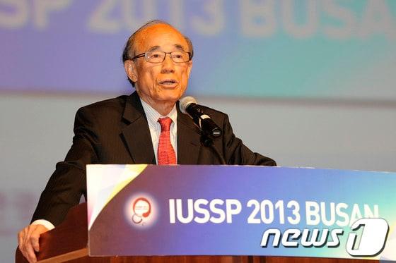 본문 이미지 - 고인이 된 박은태 전 인구문제연구소 이사장이 2013년 8월 부산에서 열린 '제27차 국제인구과학연맹(IUSSP) 세계인구총회'에서 인사말을 하고 있다. (뉴스1DB)  ⓒ 뉴스1