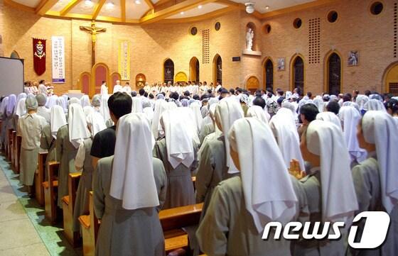 본문 이미지 - 26일 저녁 전북 전주시 완산구 서노송동 천주교 전주교구 중앙성당에서 국정원 대선개입을 규탄하는 시국미사가 진행되고 있다.2013.08.26 © News1   박효익 기자