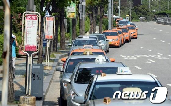 본문 이미지 - 서울 중구 회현동 한 도로를 따라 줄지어 선 택시들이 승객을 기다리고 있다. 2013.8.27/뉴스1 © News1   정회성 기자