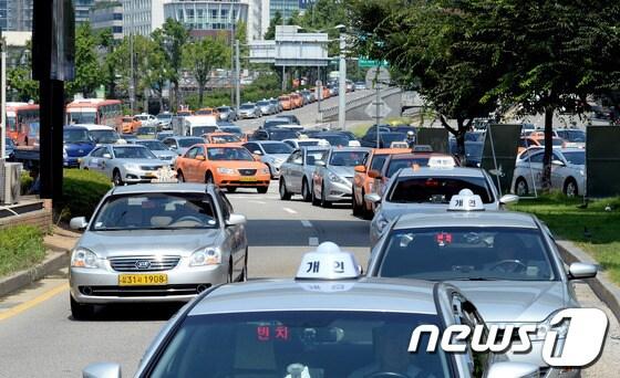본문 이미지 - 서울시가 27일 현행 택시기본요금 2400원을 10월초부터 2900~3100원으로 인상하는 요금조정안을 발표했다.이날 오후 서울 중구 서울역 앞에서 줄지어 선 택시들이 승객을 기다리고 있다. 2013.8.27/뉴스1 © News1   정회성 기자