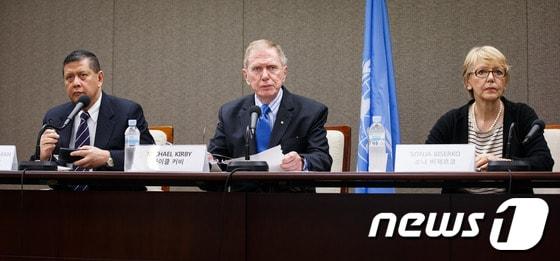 본문 이미지 - 마이클 커비 유엔 북한인권 조사위원장&#40;가운데&#41;이 27일 오전 서울 중구 태평로 프레스센터 기자회견장에서 열린 북한인권 조사활동 종료 기자회견에서 취재진의 질문에 답하고 있다. 사진 왼쪽부터 마르주끼 다루스만 유엔 북한 인권 특별보고관, 마이클 커비 조사위원장, 소냐 비세르코 세르비아 인권운동가.유엔 북한인권조사위원회&#40;COI&#41;는 지난 열흘동안 한국에서 북한 인권실태 조사활동을 벌이고 만성적인 식량난과 정치탄압으로 북한의 인권침해 상황이 심각한 수준이라고 밝혔다. 2013.8.27/뉴스1 © News1   유승관 기자
