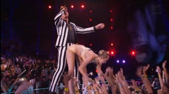 본문 이미지 - 2013 MTV 비디오 뮤직 어워드의 마일리 사이러스. © News1 