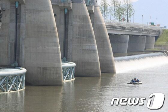 본문 이미지 - 4대강 사업중단광주전남행동과 4대강사업국민검증단은 27일 전남 나주 승촌보하류에서 오병윤 민주통합당의원과 함께 영산강 현장조사를 실시하고 있다.2013.8.27/뉴스1 © News1   김태성 기자