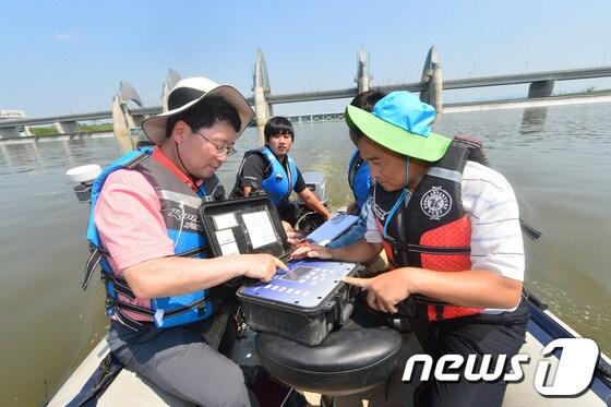 본문 이미지 - 4대강 사업중단광주전남행동과 4대강사업국민검증단은 지난해 8월 전남 나주 승촌보하류에서 오병윤 민주통합당의원과 함께 영산강 현장조사를 실시하고 있다.2013.8.27/뉴스1 © News1   김태성 기자