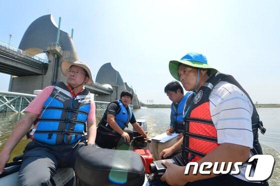 본문 이미지 - 4대강 사업중단광주전남행동과 4대강사업국민검증단은 8월 27일 전남 나주 승촌보하류에서 오병윤 민주통합당의원과 함께 영산강 현장조사를 실시하고 있다.2013.8.27/뉴스1 © News1 김태성 기자