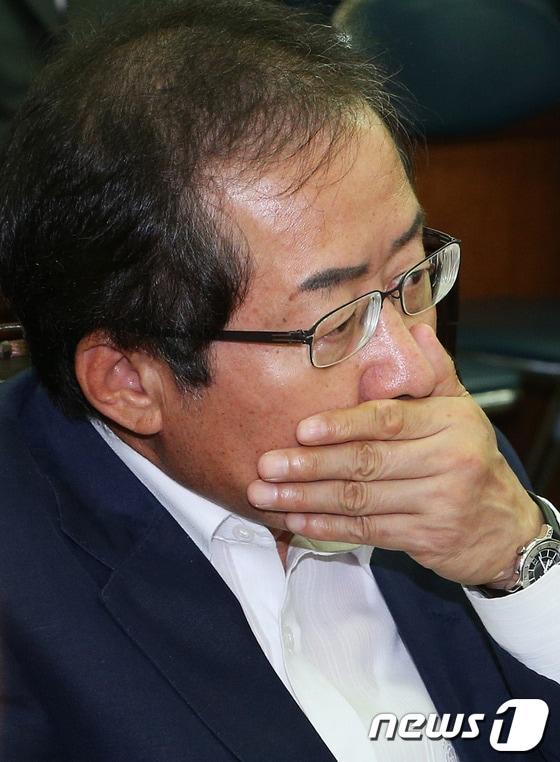 본문 이미지 - 홍준표 경남지사가 지난 8월27일 서울 여의도 새누리당 당사에서 열린 당 소속 시도지사 간담회에 참석해 생각에 잠겨 있는 모습. &lt;자료 사진&gt; © News1 오대일 기자