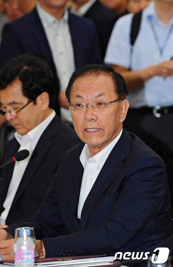 본문 이미지 - 황우여 새누리당 대표가 28일 오전 대구 첨단의료복합단지 커뮤니케이션센터에서 열린 대구·경북 현장최고위원회의에서 모두발언을 하고 있다. 2013.8.28/뉴스1 © News1   김영진 기자