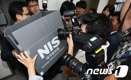 본문 이미지 - 국가정보원과 검찰이 내란예비음모 등 혐의로 이석기 통합진보당 의원의 주거지 등 10곳에 대해 전격 압수수색을 실시한 28일 오전 서울 여의도 국회 의원회관 이석기 의원 사무실에서 국정원 직원들이 압수품을 담을 박스를 들고 관계자들과 대치하고 있다. 2013.8.28/뉴스1 © News1   오대일 기자