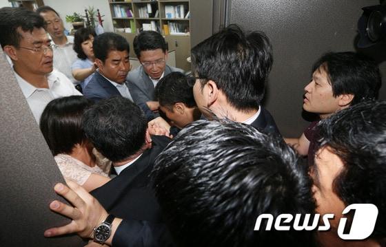 본문 이미지 - 국가정보원과 검찰이 내란예비음모 등 혐의로 이석기 통합진보당 의원의 주거지 등 10곳에 대해 전격 압수수색을 실시한 지난해 8월28일 오전 서울 여의도 국회 의원회관 이석기 의원 사무실에서 국정원 직원들과 통합진보당 관계자들이 격렬한 몸싸움을 벌이고 있다. /뉴스1 © News1 오대일 기자