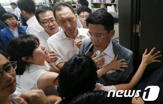 본문 이미지 - 국가정보원과 검찰이 내란예비음모 등 혐의로 이석기 통합진보당 의원의 주거지 등 10곳에 대해 전격 압수수색을 실시한 28일 오전 서울 여의도 국회 의원회관 이석기 의원 사무실에서 국정원 직원들과 통합진보당 관계자들이 격렬한 몸싸움을 벌이고 있다. 2013.8.28/뉴스1 © News1   오대일 기자