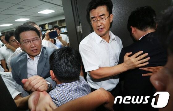 본문 이미지 - 국가정보원과 검찰이 내란예비음모 등 혐의로 이석기 통합진보당 의원의 주거지 등 10곳에 대해 전격 압수수색을 실시한 28일 오전 서울 여의도 국회 의원회관 이석기 의원 사무실에서 국정원 직원들과 통합진보당 관계자들이 격렬한 몸싸움을 벌이고 있다. © News1 오대일 기자