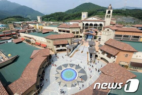 본문 이미지 - 28일 오전 부산 기장군 신세계 사이먼 부산 프리미엄 아울렛이 개장 전 'Pre-Opening 행사'를 열어 초청된 고객들이 매장을 둘러보고 있다. 부산 프리미엄 아울렛은 29일 오픈하며 아르마니, 코치 등 180여개 유명 브랜드가 입점할 예정이다. 2013.8.28/뉴스1 © News1 전혜원 기자