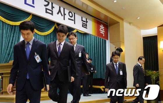 본문 이미지 - 감사원 공무원들이 8월28일 오전 서울 삼청동 감사원에서 열린 &#39;개원 65주년 감사의 날&#39; 기념행사에서 포상을 받은 뒤 연단을 내려오고 있다.  © News1   양동욱 기자