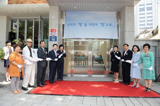 본문 이미지 - 28일 오전 11시께 서울 종로구 도박관리센터 청사에서 '한국도박관리센터' 현판식을 갖고있다. 이날  현판식에는 문화체육관광부 박종길 제2차관과 이광자 신임원장 등 관계자 100여명이 참석했다. © News1  