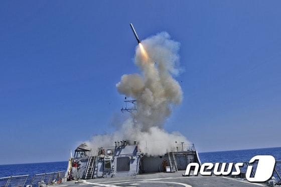 본문 이미지 - 지난 2011년 리비아 내전 당시 발사된 미군 토마호크 크루즈 미사일. ⓒ AFP=News1