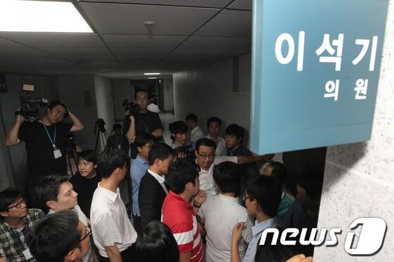 본문 이미지 - 국정원과 검찰이 내란음모와 국가보안법 위반 혐의로 이석기 통합진보당 의원을 비롯한 당직자들에 대한 압수수색을 시도한 지난해 8월 28일 저녁 서울 여의도 국회 이석기 의원실 앞에서 당직자들이 추가된 국정원 직원들의 진입을 막기 위해 대치하고 있다. © News1   허경 기자