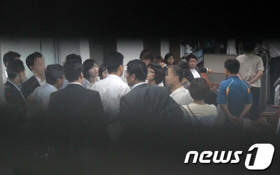 본문 이미지 - 국정원과 검찰이 내란음모와 국가보안법 위반 혐의로 이석기 통합진보당 의원을 비롯한 보좌관들에 대한 압수수색을 진행한 28일 오후 국회 의원회관 이석기 의원실에서 국정원 관계자들과 통합진보당 관계자들이 언쟁을 벌이고 있다. 2013.8.28/뉴스1 © News1   허경 기자