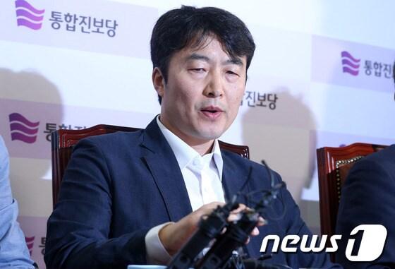 본문 이미지 - 국가정보원으로부터 내란음모 혐의를 받고 있는 이석기 통합진보당 의원이 29일 오전 서울 여의도 국회에서 열린 통합진보당 최고위원회의에서 발언을 하고 있다. 2013.8.29/뉴스1 © News1   송원영 기자