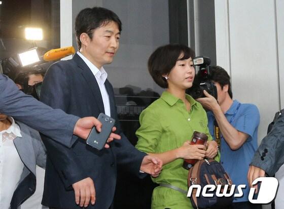 본문 이미지 - 국가정보원으로부터 내란음모 혐의를 받고 있는 이석기 통합진보당 의원이 29일 오전 서울 여의도 국회에서 최고위원회의를 마치고 김재연 의원과 함께 국정원의 압수수색이 진행중인 의원회관 사무실로 가고 있다. 2013.8.29/뉴스1 © News1 송원영 기자